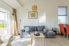 Vrijstaand huis met tuin aan vaarwater, vlakbij Amsterdam